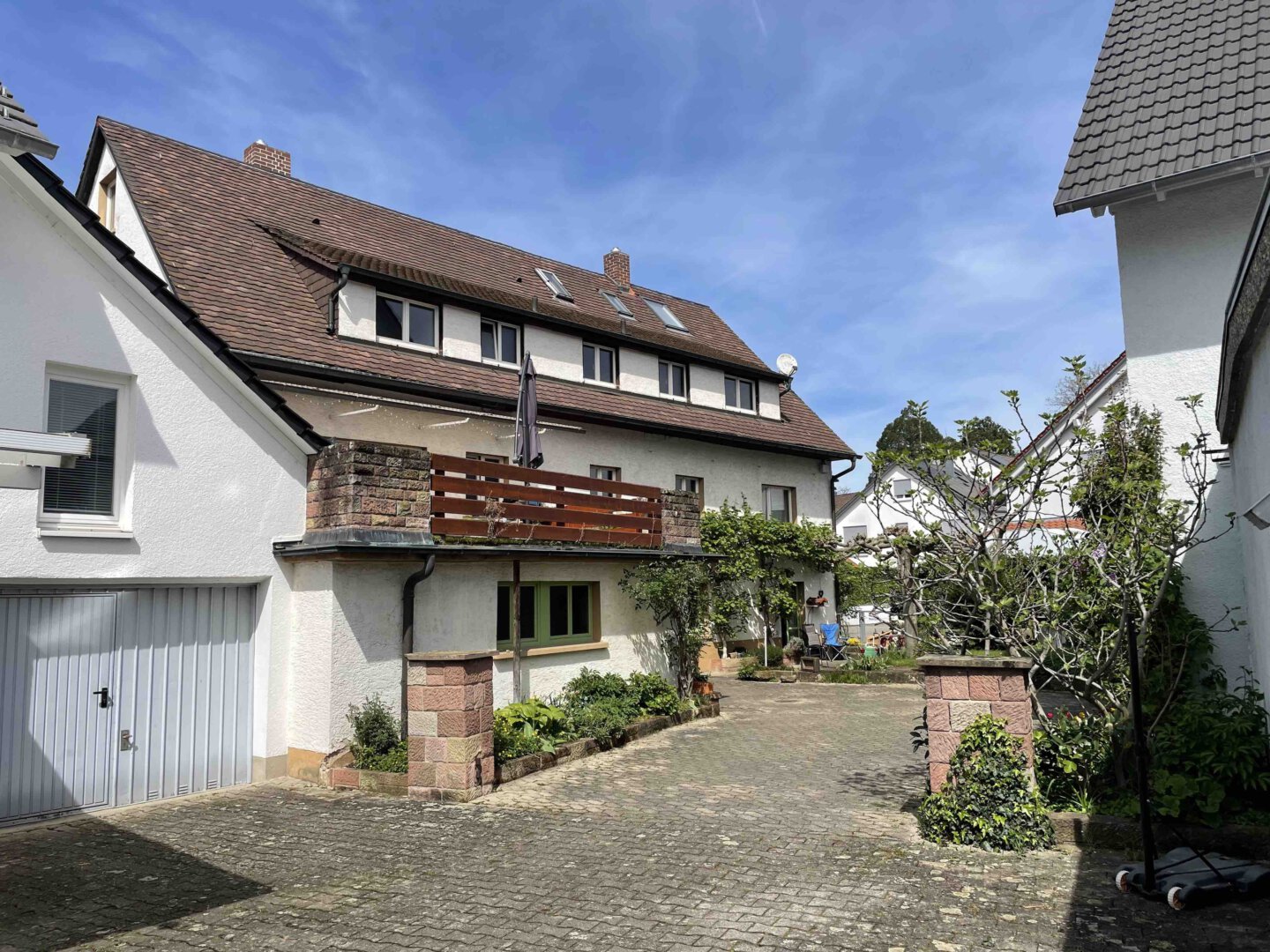 Im sonnigen Innenhof eines MFH in Freiburg stehen Kübelpflanzen, es gibt einen Holzbalkon und eine Garage, jetzt zu verkaufen