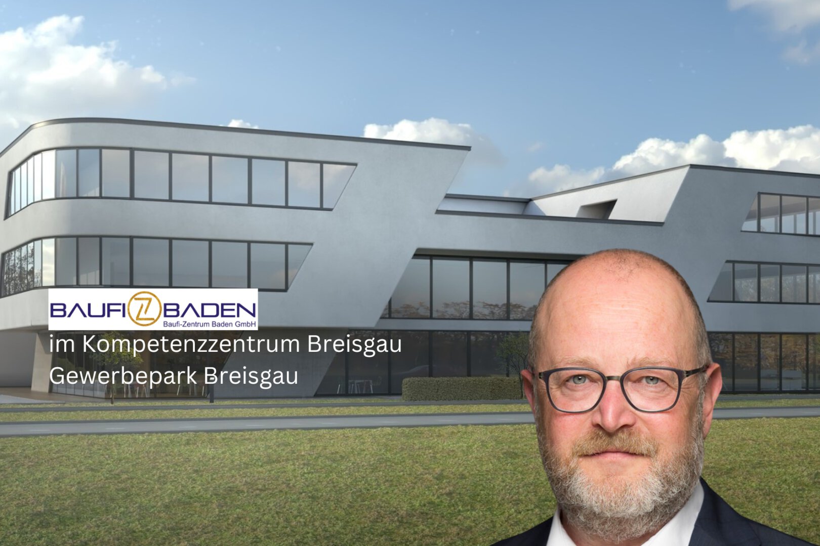 In einem modernen Architektenhaus-Büro mit großen Fenstern steht vorn ein Mann mit Brille, darüber Text: BauFi Baden, Kompetenzzentrum Breisgau